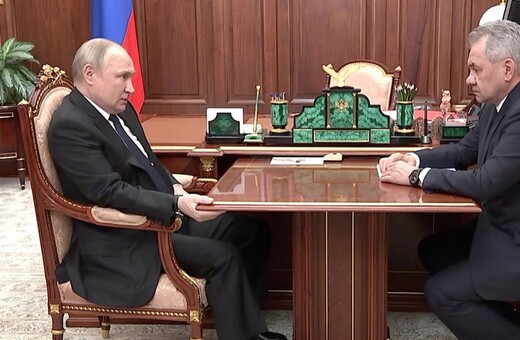 Τι συμβαίνει με την υγεία του Πούτιν; Εμφανίστηκε «πρησμένος, σκυθρωπός, να σφίγγει το τραπέζι» 