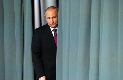 Ο Βλαντίμιρ Πούτιν πίσω από κουρτίνα