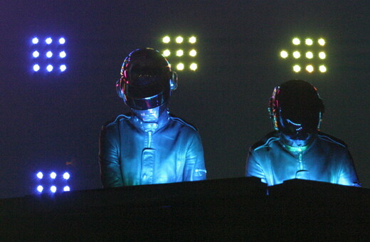 Daft Punk: Σπάνιο βίντεο από live εμφάνισή τους χωρίς τις μάσκες
