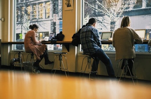 Τελικά, τι ψάχνουν Millennials και Gen Z στον χώρο εργασίας; Και πόσο διαφέρουν μεταξύ τους;