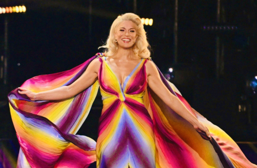 Eurovision 2023: Η παρουσιάστρια Χάνα Γουάντινγκχεμ έκλεψε την παράσταση με τα απίστευτα φωνητικά της