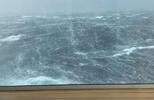 Η στιγμή που το πλοιό Spirit of Discovery παλεύει με γιγάντια κύματα εν μέσω καταιγίδας