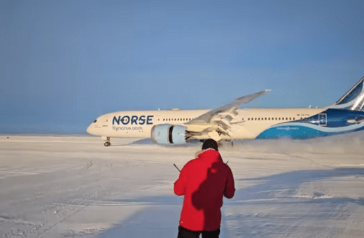 Η στιγμή που ένα Dreamliner προσγειώνεται για πρώτη φορά στην Ανταρκτική