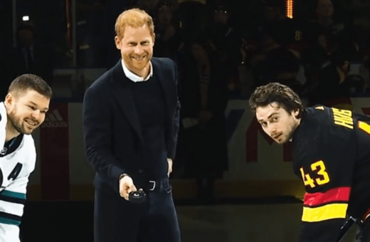 Πρίγκιπας Χάρι: Έδωσε το σήμα έναρξης σε αγώνα χόκεϊ επί πάγου - Όπως και η γιαγιά του 21 χρόνια πριν