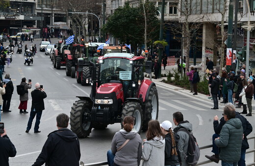 Χάος στο κέντρο της Αθήνας λόγω της αναχώρησης των αγροτών από το Σύνταγμα