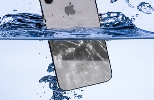 Apple: Τι πρέπει να κάνετε αν βραχεί το iPhone- Όχι, μην το βάλετε σε σακούλα με ρύζι