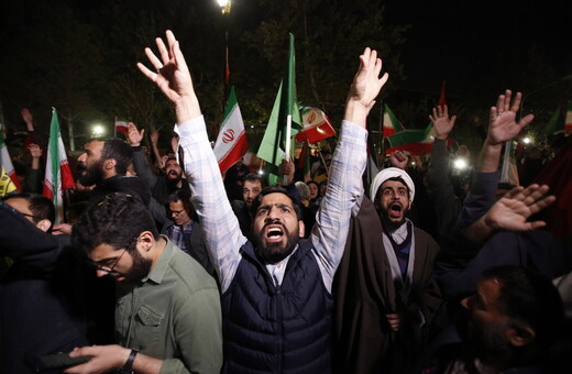 Επίθεση Ιράν στο Ισραήλ: Εκατοντάδες πολίτες στην Τεχεράνη πανηγυρίζουν για την επιχείρηση 