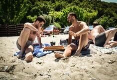 «Να ξεφύγουμε λίγο απ’την κλεισούρα»: Οι νέοι στις παραλίες ετοιμάζονται για ένα διαφορετικό καλοκαίρι