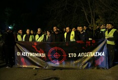 Διαμαρτυρία των ΜΑΤ με αφορμή την επίθεση στα γραφεία του ΠΑΣΟΚ