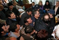 Κύπρος: Κάτοχοι αξιογράφων εισέβαλλαν στη βουλή