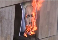 Νέο βίντεο από τις Pussy Riot καίει τον Πούτιν