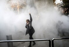 Συνεχίζονται οι αντικυβερνητικές κινητοποιήσεις στο Ιράν - Δακρυγόνα και αντλίες νερού κατά των διαδηλωτών
