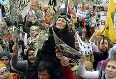 Εκατοντάδες Κούρδοι κατακλύζουν την Συρία - «Αφρίν, είμαστε μαζί σου έως τον θάνατο»