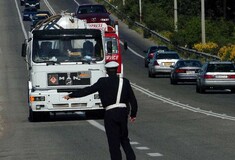 Νταλίκα στην Εθνική Οδό παρέσυρε έξι αυτοκίνητα