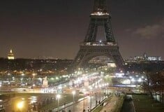 O Πύργος του Άιφελ στο σκοτάδι, για τα θύματα του Charlie Hebdo
