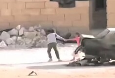 UPDATE: Ψεύτικο τελικά το βίντεο με το αγόρι που ρισκάρει τη ζωή του για να βοηθήσει ένα κορίτσι στη Συρία