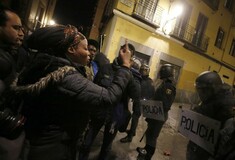 Συλλήψεις, τραυματισμοί και επεισόδια στη Μαδρίτη για τον θάνατο ενός παράνομου πλανόδιου πωλητή από τη Σενεγάλη