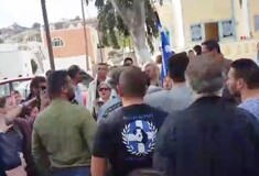 Σαντορίνη: Χρυσαυγίτες κλείδωσαν σχολείο και τρομοκράτησαν μαθητές για να μην κρατήσει τη σημαία αλλοδαπή μαθήτρια