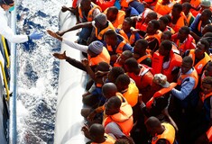 Τραγωδία στη Μεσόγειο: Έκκληση Πάπα - Σύνοδο ζητά ο Ολάντ και αλλαγή πολιτικής ο ΣΥΡΙΖΑ