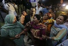 65 νεκροί και 300 τραυματίες από την επίθεση αυτοκτονίας στο Πακιστάν - Μικρά παιδιά και γυναίκες στα θύματα