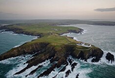 Eκεί που σκάει το κύμα του ωκεανού, στα άγρια βράχια της Ιρλανδίας