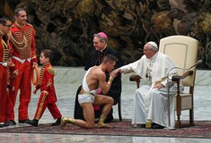 Τι γυρεύει ένας σχεδόν γυμνός ακροβάτης μπροστά στον Πάπα Φραγκίσκο;