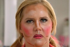 Όταν η Amy Schumer τρολάρει τους ανόητους κανόνες ομορφιάς και makeup― προτείνοντας δικούς της