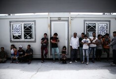 Reuters: Η ελληνική κυβέρνηση σχεδιάζει νέους μόνιμους και μικρότερους καταυλισμούς προσφύγων για να αποσυμφορήσει τα νησιά