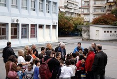 Θεσσαλονίκη: Μαθητές υποδέχτηκαν τα προσφυγόπουλα με χειροκροτήματα