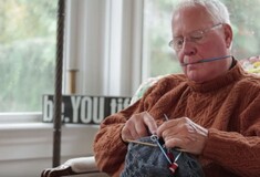 Το πλέξιμο δεν είναι μόνο για γιαγιάδες: άντρες πλέκουν και το απολαμβάνουν