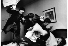 Ο μαξιλαροπόλεμος των Beatles: η ιστορία πίσω από την θρυλική φωτογραφία