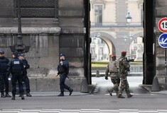 Γαλλία: Σοβαρό το περιστατικό στο Λούβρο, άγνωστος επιτέθηκε με μαχαίρι φωνάζοντας «Αλλάχ Ακμπάρ»