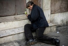 DW: Η οικονομική κρίση αφήνει τους Έλληνες πεινασμένους και τα παιδιά να υποσιτίζονται