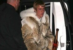 O Justin Bieber κάνει εμφάνιση με πληθωρική γούνα και εξοργίζει φιλόζωους και Peta
