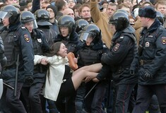 Αυστηρό μήνυμα από την Ευρωπαϊκή Ενωση στη Μόσχα: Απελευθερώστε άμεσα τους διαδηλωτές