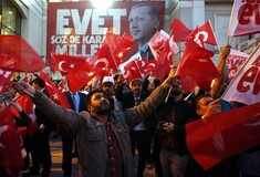 Πύρρειος νίκη για τον Ερντογάν στο δημοψήφισμα