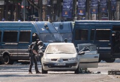 Παρίσι: Καλάσνικοφ και εκρηκτικά βρέθηκαν στο όχημα που έπεσε πάνω σε αστυνομικό βαν - Νεκρός ο οδηγός