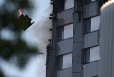 Γονείς πέταξαν μωρά από το φλεγόμενο κτίριο για να σωθούν - Συγκλονιστικές μαρτυρίες από το Λονδίνο
