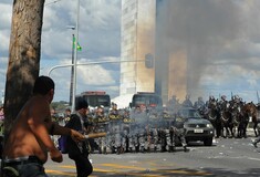Βραζιλία: Διαδηλωτές έβαλαν φωτιά σε υπουργείο - Στους δρόμους ο στρατός
