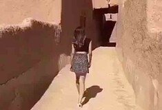 Σαουδική Αραβία: Συνελήφθη η νεαρή γυναίκα που κυκλοφορούσε με μίνι φούστα