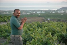 Χαρίδημος Χατζηδάκης: ο χαρισματικός οινοποιός που απεβίωσε χθες ανέδειξε τα κρασιά της Σαντορίνης με μοναδικό τρόπο
