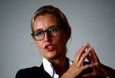 Alice Weidel: Η ανοιχτά ομοφυλόφιλη οικονομολόγος που έγινε το πρόσωπο κλειδί των ακροδεξιών της Γερμανίας