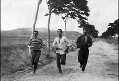 Ξυπόλητοι στο χωματόδρομο: ντοκουμέντο από τον πρώτο Ολυμπιακό μαραθώνιο