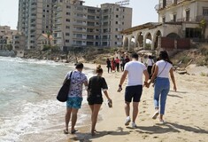 Guardian: «Τρομερή μέρα» - Οργή για τις εικόνες που δείχνουν την παραλία των Βαρωσίων ανοιχτή