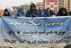 Αφγανοί διαδηλώνουν για τα δικαιώματα των γυναικών φορώντας μπούρκα