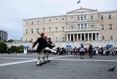 La Stampa: Χρεοκοπία και ανθρωπιστικό σχέδιο το Plan B για την Ελλάδα