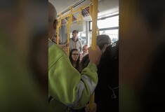 Ένα βίντεο που προκαλεί ανατριχίλες: Τρεις Βρετανοί συνελήφθησαν μετά από ρατσιστική επίθεση μέσα σε λεωφορείο
