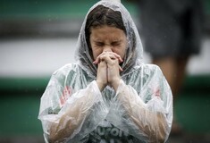 Βυθισμένοι στο πένθος χιλιάδες άνθρωποι αποχαιρετούν τους νεκρούς ποδοσφαιριστές της Σαπεκοένσε