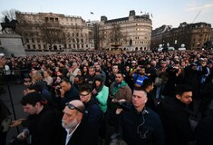 Χιλιάδες Λονδρέζοι στην πλατεία Τραφάλγκαρ τιμούν απόψε τα θύματα της επίθεσης