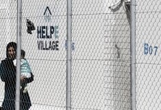 Σήμα κινδύνου από 8 ΜΚΟ για τις συνθήκες ασφαλείας στα κέντρα προσφύγων- Τι απαντά ο Μουζάλας